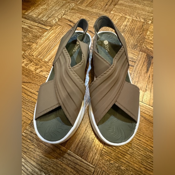 Great Bzees sunset wedge sandals in olive, size 9.5 - Picture 2 of 7